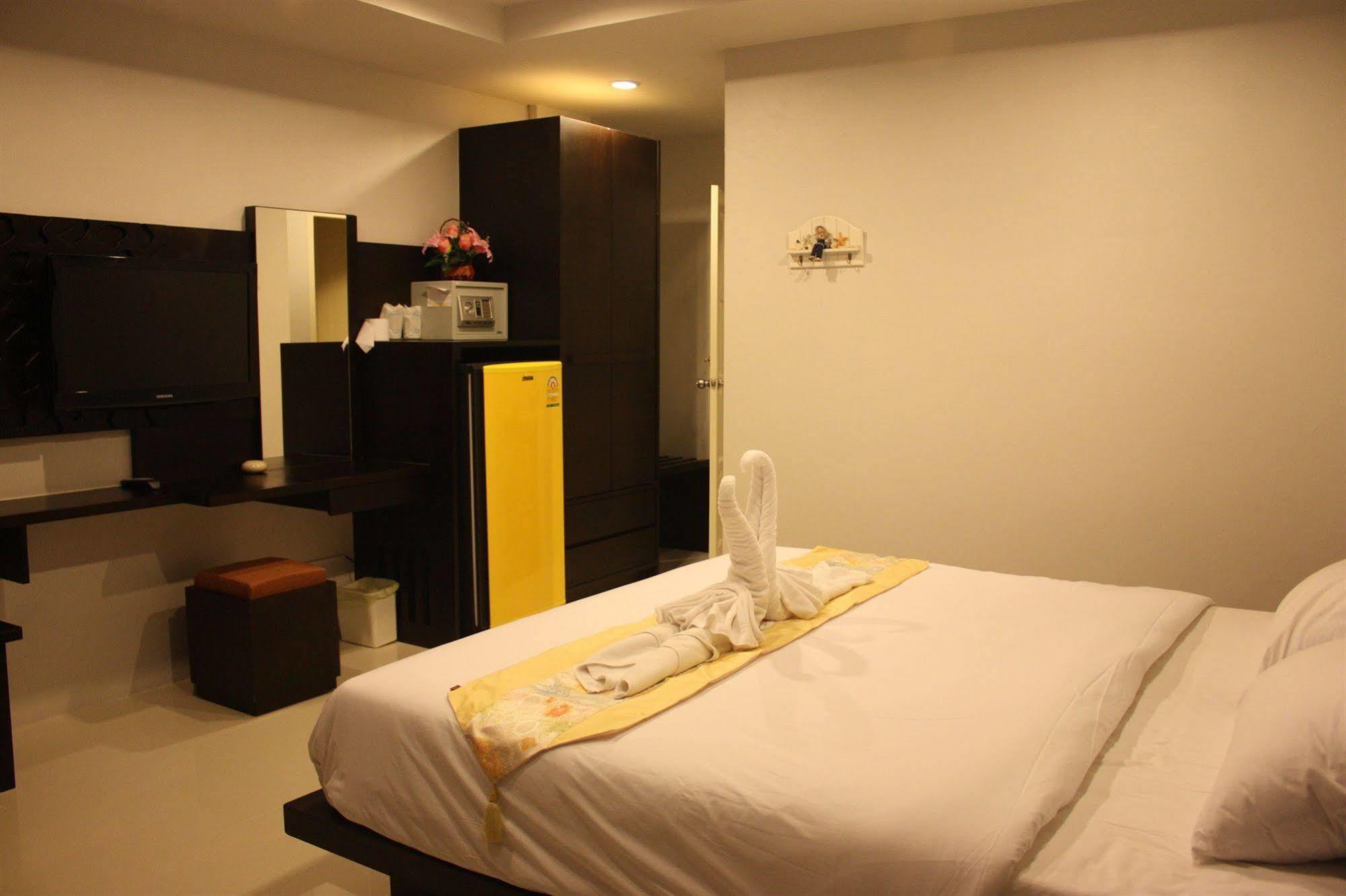 The Silk Hill Hotel Patong Exterior photo